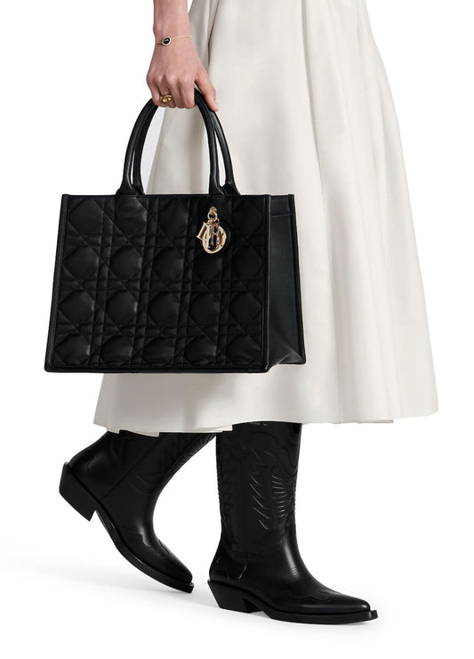 「永遠のエレガンスを纏う ― DIOR Book Tote バッグ ミディアム」