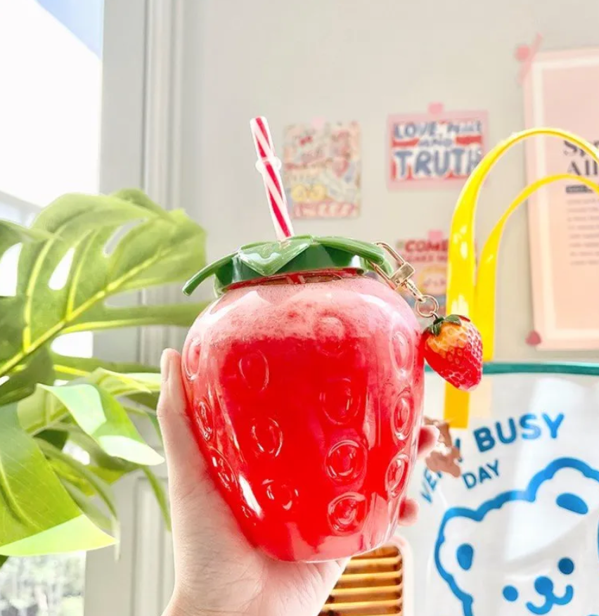 プラスチック製のポータブルウォーターボトル,イチゴの形,夏用,カップ,漫画,カワイイ,女の子,学生,子供用,ジュース用,500ml