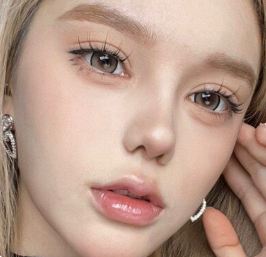 YOUPLUSの高発色カラコンは、日本でも人気の海外カラコンブランド。鮮やかな発色で瞳を大きく美しく見せ、コスパ良しで毎日のメイクに最適。ナチュラル系からハーフ系まで幅広く選べるYOUPLUSの高発色カラコンは、海外カラコンを探す日本ユーザーにおすすめです。