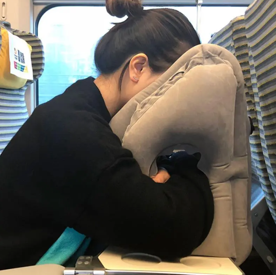 旅行で役立つアイテム 腕が痺れない 多目的ピロー エコノミーにオススメの枕 海外旅行 欧米 ヨーロッパ エコノミー 東南アジア