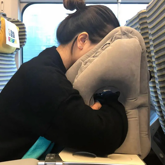 旅行で役立つアイテム 腕が痺れない 多目的ピロー エコノミーにオススメの枕 海外旅行 欧米 ヨーロッパ エコノミー 東南アジア