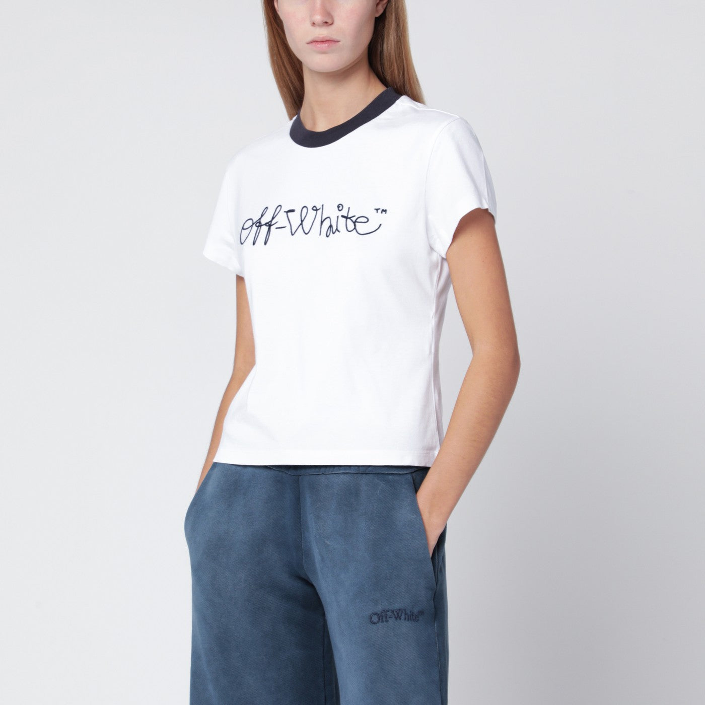 Off オフホワイト™ホワイトTシャツと青い刺繍ロゴ - Image 1