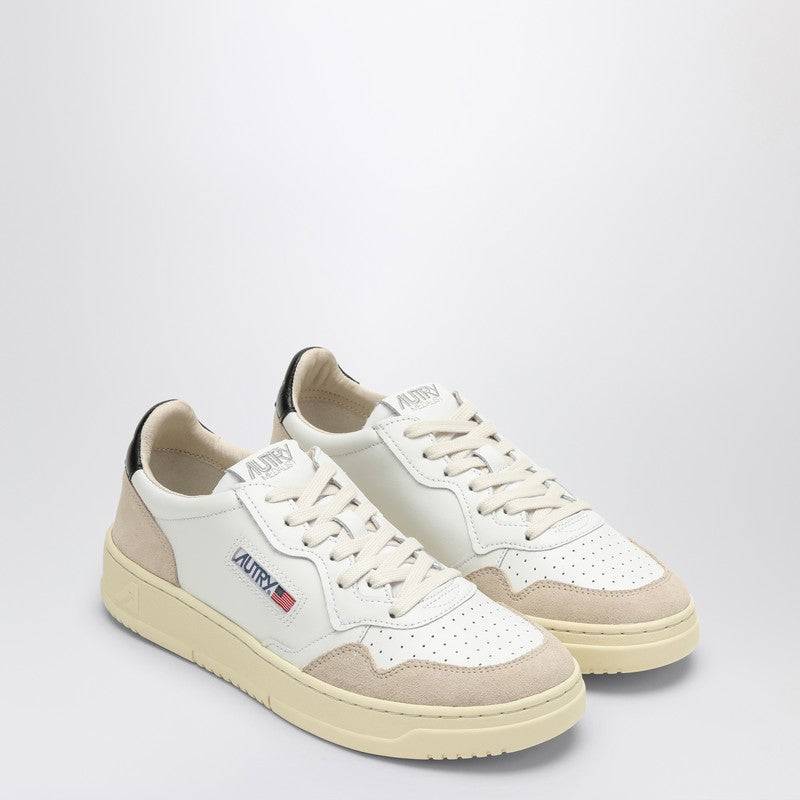 ホワイト/ブラックレザーのAutry Medalist Sneakers - Image 2