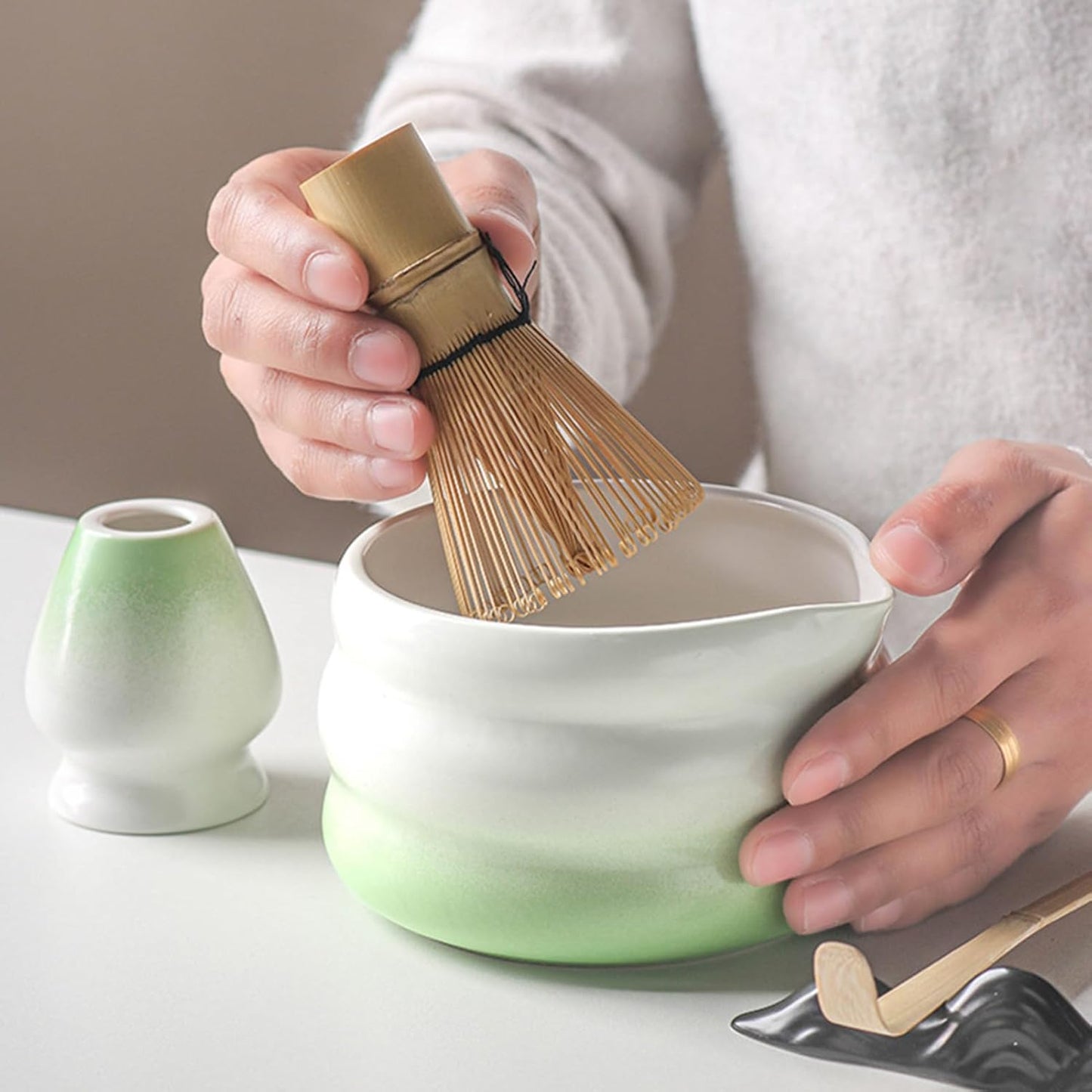 Qanment 抹茶キット,日本の抹茶茶碗と茶筅付きセット - 7点 日本茶キット 茶こし スプーン ホルダー 茶杓付き 女性 男性 茶愛好家 家庭用 茶道用