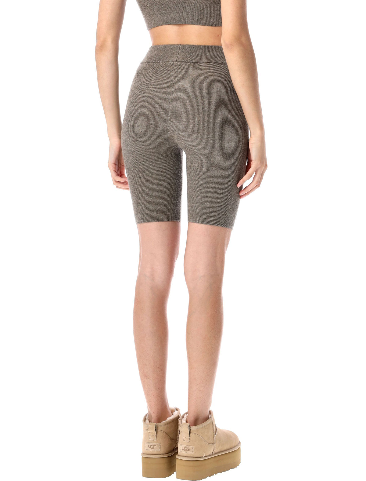 Fear of God(フィア・オブ・ゴッド)は、ラグジュアリーとストリートを融合させたアメリカ発ブランド。オーバーサイズのシルエットや上質な素材使いが魅力です。当店【YOUPLUS公式通販】の商品は、ヨーロッパからの買い付けとなり、ヨーロッパからの直送品です。