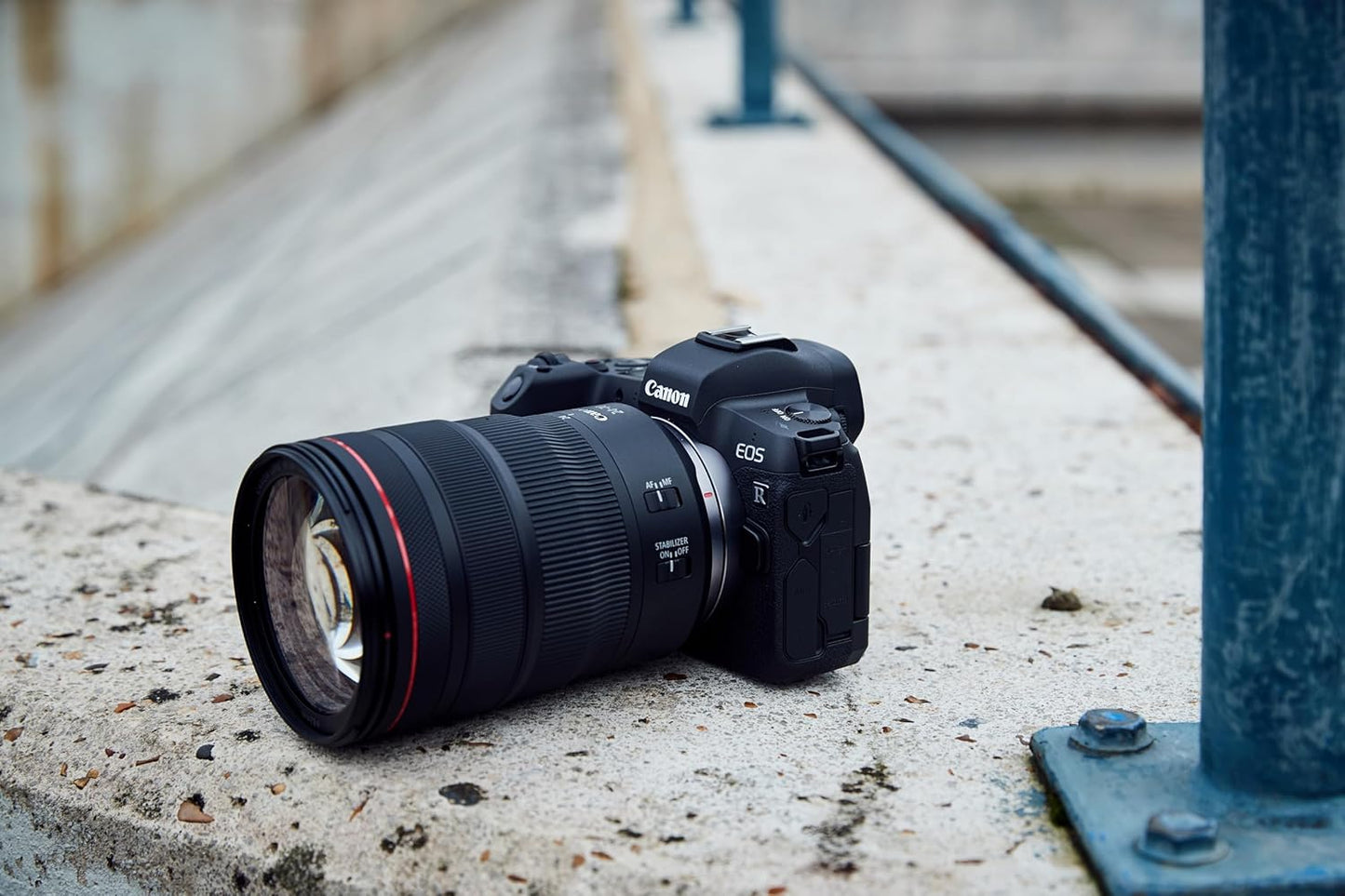 Canon 中望遠ズームレンズ RF24-105mm F4L IS USM EOSR対応 全長107.3mm ブラック RF24-10540LIS