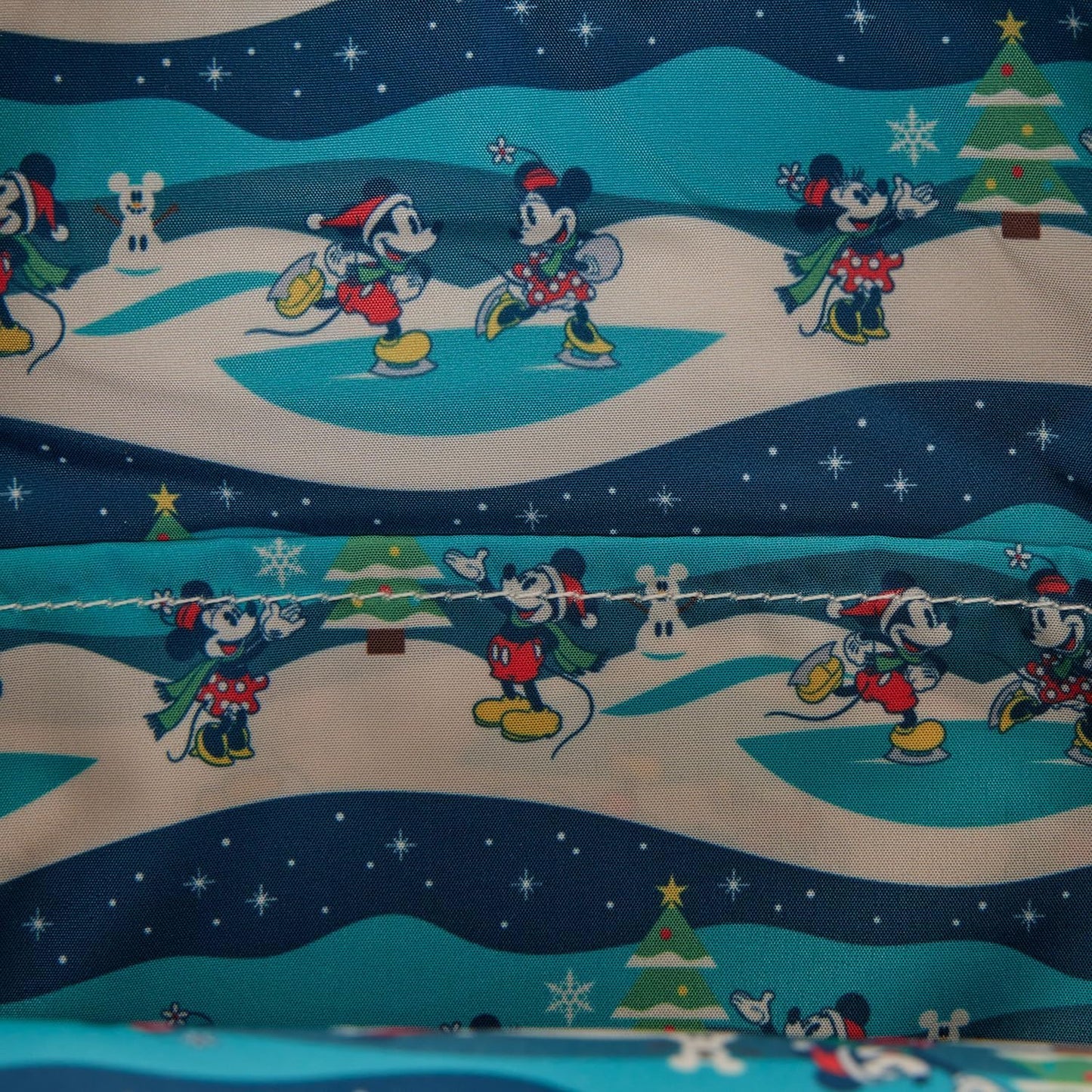 Loungefly Mini mochila navideña de Mickey y Minnie de Disney