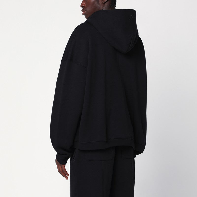 Represent 黒いジップアップパーカーを表します - Image 5