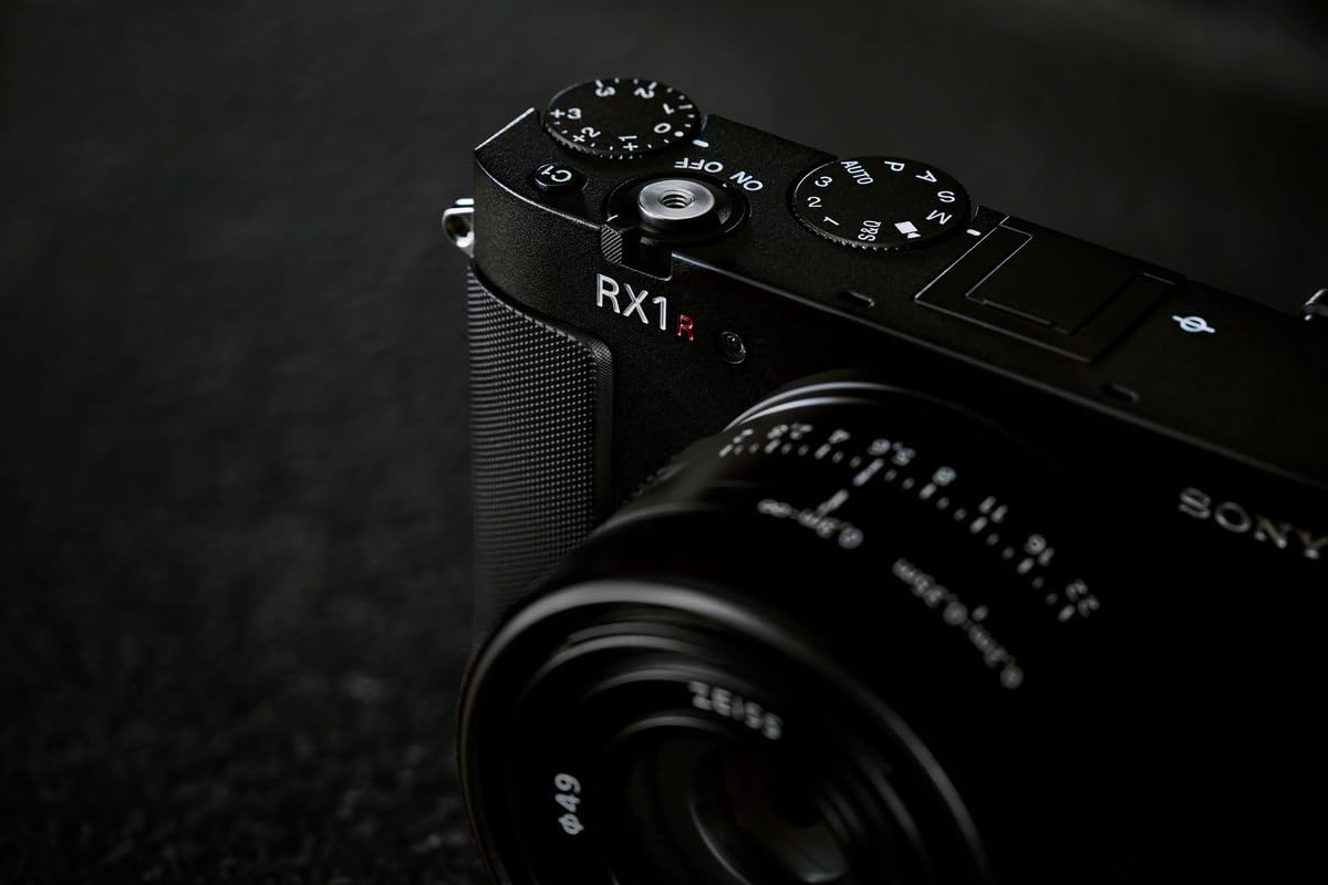 Sony RX1R III full-frame premium compact camera with 61MP CMOS sensor, ZEISS Sonnar T* 35mm F2 lens, BIONZ XR processor, and AI-based subject recognition