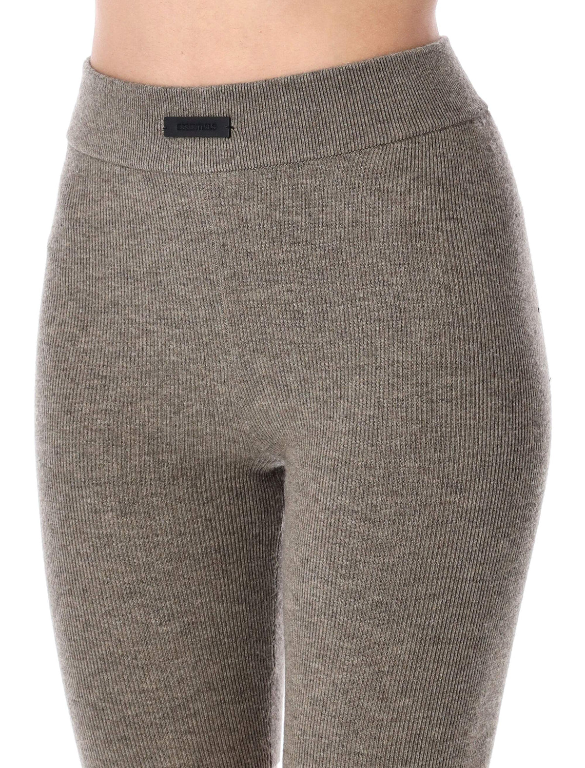 Fear of God(フィア・オブ・ゴッド)は、ラグジュアリーとストリートを融合させたアメリカ発ブランド。オーバーサイズのシルエットや上質な素材使いが魅力です。当店【YOUPLUS公式通販】の商品は、ヨーロッパからの買い付けとなり、ヨーロッパからの直送品です。