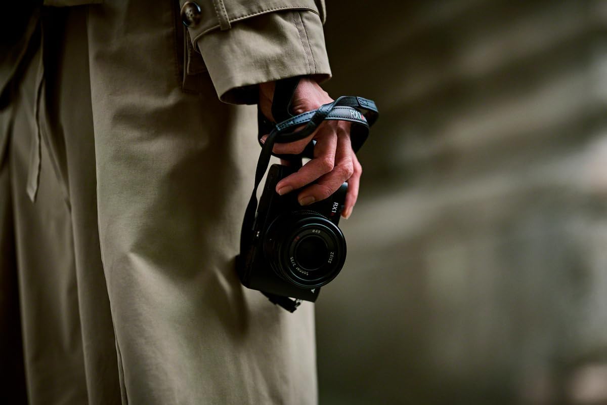Sony RX1R III full-frame premium compact camera with 61MP CMOS sensor, ZEISS Sonnar T* 35mm F2 lens, BIONZ XR processor, and AI-based subject recognition