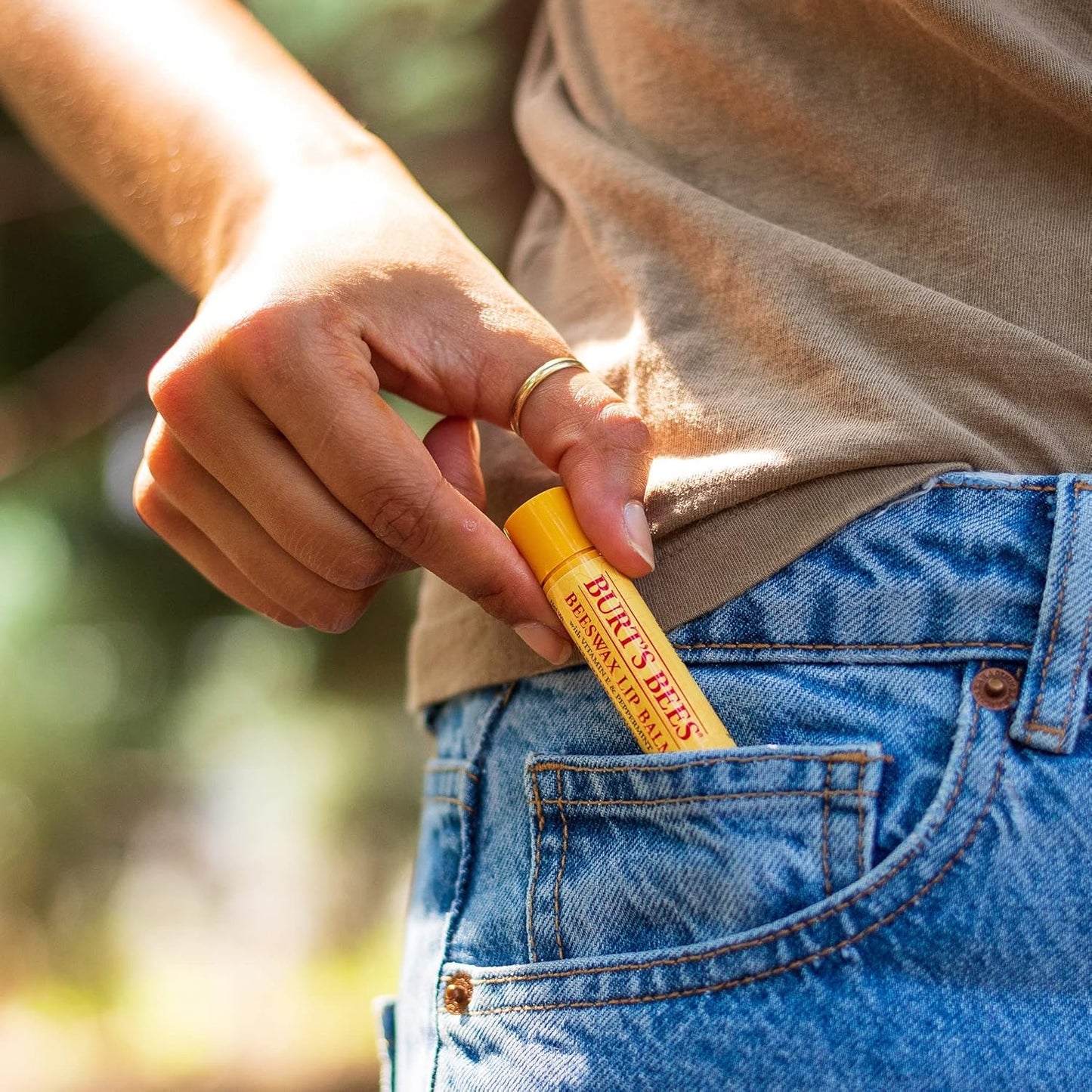 Bálsamo labial de cera de abejas de Burts Bees para unisex, 4 bálsamos labiales de 0.15 onzas