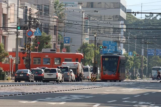 【鉄道のポストカード】愛媛県松山市 交差点で行き交う二台の伊予鉄道路面電車 朝の街角と信号 はがき お土産 ハガキ 撮影/MIRO