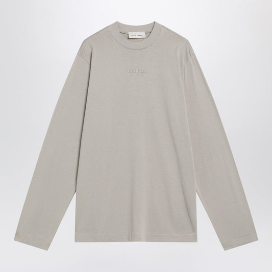 Fear of God（フィア・オブ・ゴッド）は、ラグジュアリーとストリートを融合させたアメリカ発ブランド。オーバーサイズのシルエットや上質な素材使いが魅力です。当店【YOUPLUS公式通販】の商品は、ヨーロッパからの買い付けとなり、ヨーロッパからの直送品です。