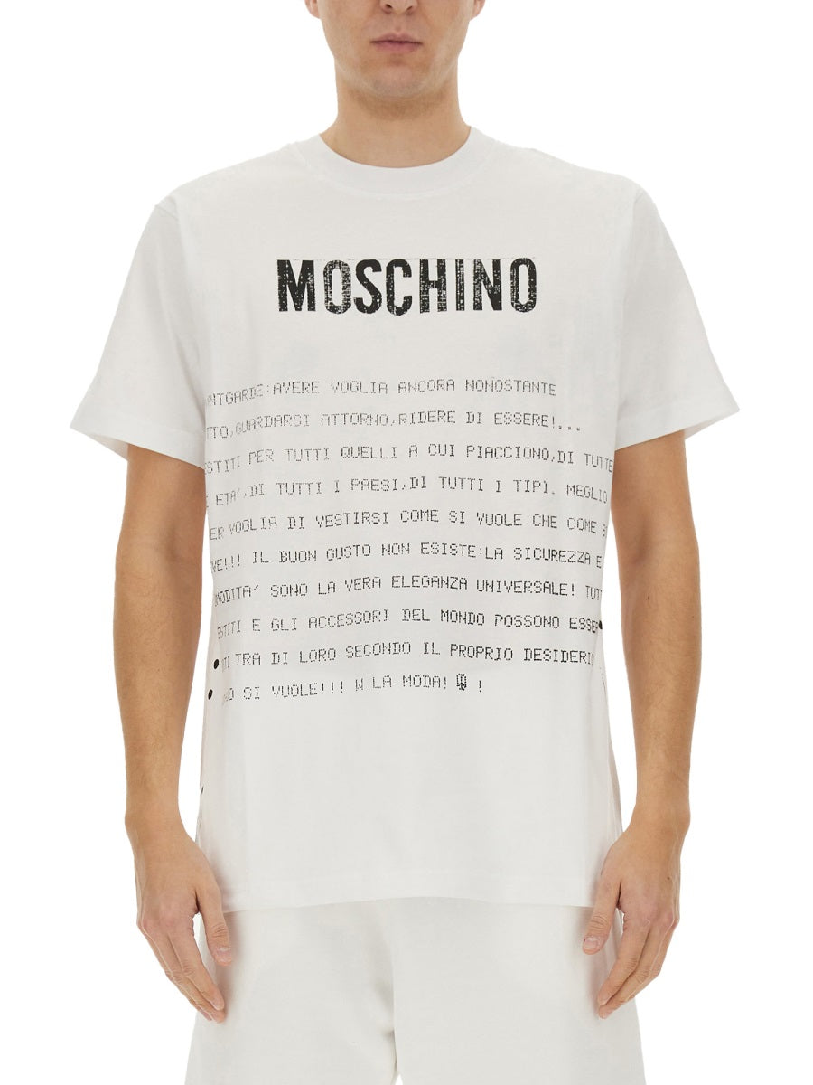 Moschino モスキーノ「メッセージプリント」Tシャツ - Image 1