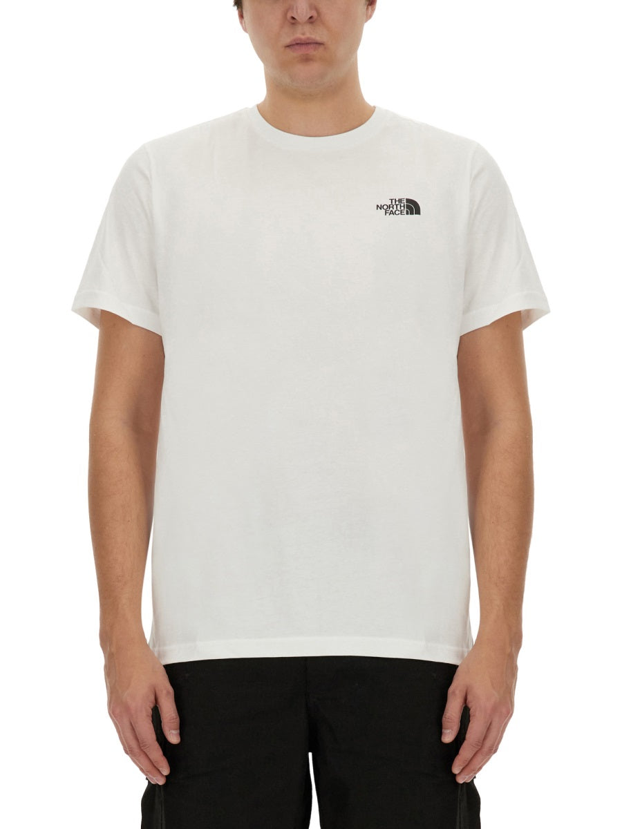 The ノースフェイスのロゴ入りTシャツ - Image 1