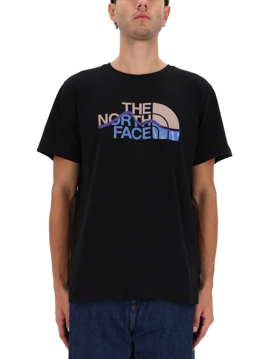 The ノースフェイスのロゴ入りTシャツ - Image 1