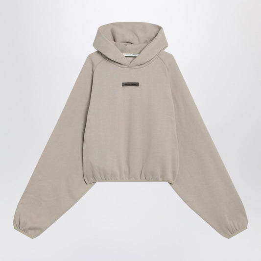 Fear of God（フィア・オブ・ゴッド）は、ラグジュアリーとストリートを融合させたアメリカ発ブランド。オーバーサイズのシルエットや上質な素材使いが魅力です。当店【YOUPLUS公式通販】の商品は、ヨーロッパからの買い付けとなり、ヨーロッパからの直送品です。