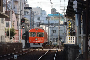 【鉄道のポストカード】愛媛県松山市 住宅街の線路を進む伊予鉄道3000系の電車 朝日を浴びる先頭 はがき お土産 ハガキ 撮影/MIRO