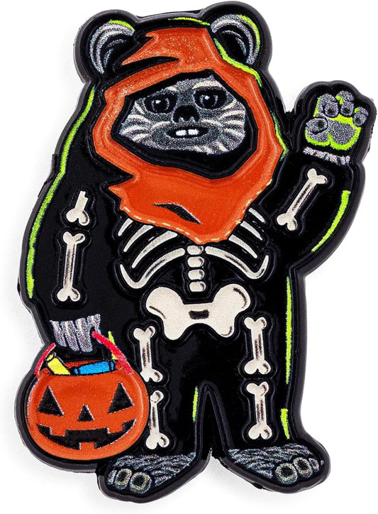 Star Wars Ewok Wicket - Pin de esmalte de esqueleto de Halloween que brilla en la oscuridad exclusivo | Accesorios de insignia para cordón, mochila, ropa