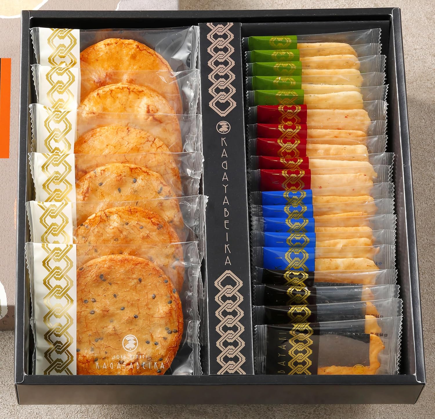 Kagaya Rice Sweets | お菓子や和菓子の詰め合わせとして、贈答や手土産、お中元・お歳暮などのシーズンギフトに最適な高級草加せんべいです。伝統の製法で焼き上げた味わいを丁寧な個包装でお届け。お礼やご挨拶の品にも最適です。