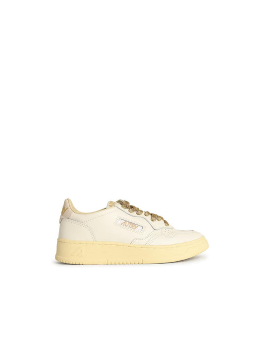 Autry 'Medalist Low' White And Gold Learスニーカー - Image 1