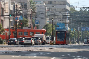 【鉄道のポストカード】愛媛県松山市 交差点で行き交う二台の伊予鉄道路面電車 朝の街角と信号 はがき お土産 ハガキ 撮影/MIRO