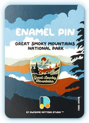 Pin esmaltado – Parque Nacional de las Grandes Montañas Humeantes (diseño simple). Edición de coleccionista, Pin de recuerdo duradero y elegante para mochilas, chaquetas, sombreros y accesorios,