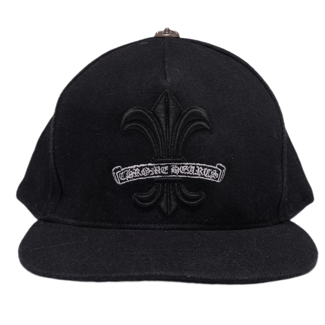 CHROME HEARTS EMBROIDERED FLEUR SCROLL LOGO HAT