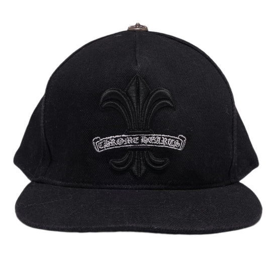CHROME HEARTS EMBROIDERED FLEUR SCROLL LOGO HAT