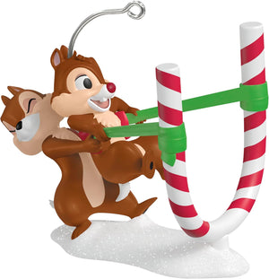 Hallmark Keepsake Adorno de Navidad 2025, catapulta de bastón de caramelo de Disney Chip y Dale, regalos para fanáticos de Disney