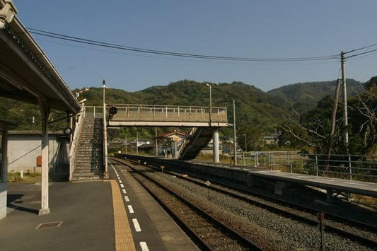 【日本の風景／地名のポストカード】愛媛県宇和島市 伊予吉田駅のホーム 跨線橋 まっすぐな単線 緑の山 夏空 はがき お土産 ハガキ 撮影/MIRO