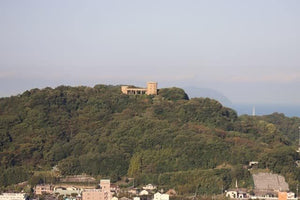 【日本の風景／愛媛のポストカード】愛媛県松山市の緑豊かな丘に立つ洋風の展望塔と眼下に広がる市街地 はがき お土産 ハガキ 撮影/MIRO