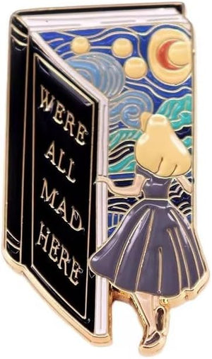 We're All Mad Here Book - Pin esmaltado, diseño de noche estrellada de Alicia en el país de las maravillas, 1.38 x 0.75 pulgadas