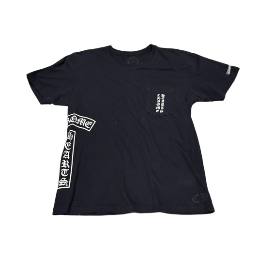 CHROME HEARTS 'VERTICAL LOGO SIDE SCROLL HORSE SHOE' BLACK POCKET TEE