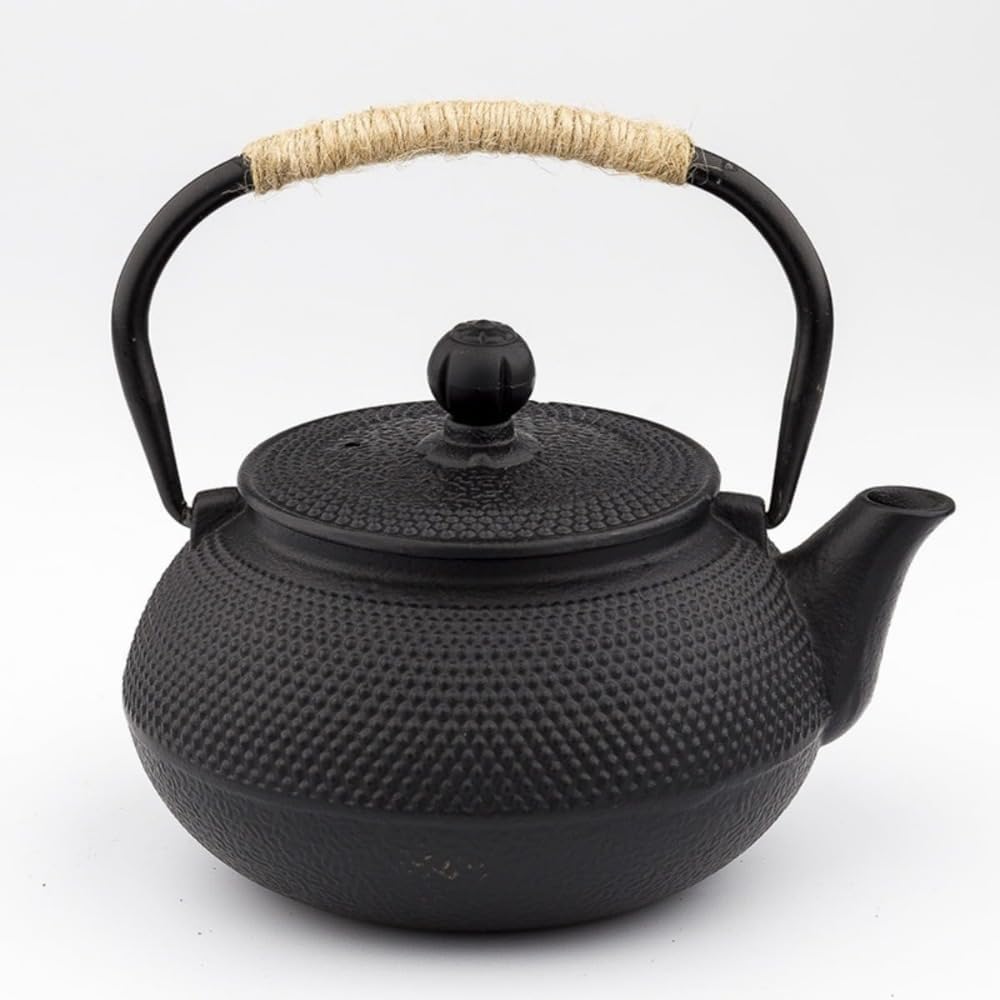 南部鉄器の鉄瓶 で 直火と 対応。やかん 鉄びんとして 茶道道具や伝統工芸品で 鉄分補給ができるケトル兼用急須。各種熱源に対応し ピッタリな瓶敷セットと茶こし付き ホーロー加工なし。家庭用 お茶席 レストランに適用でき コレクション可能な鉄瓶 (600ml)