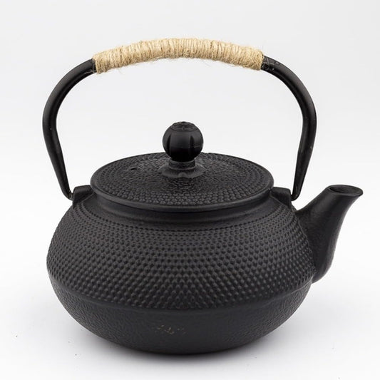 南部鉄器の鉄瓶 で 直火と 対応。やかん 鉄びんとして 茶道道具や伝統工芸品で 鉄分補給ができるケトル兼用急須。各種熱源に対応し ピッタリな瓶敷セットと茶こし付き ホーロー加工なし。家庭用 お茶席 レストランに適用でき コレクション可能な鉄瓶 (600ml)
