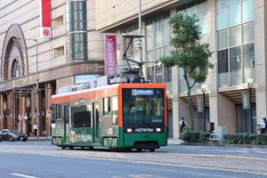 【鉄道のポストカード】愛媛県松山市 JR松山駅前行きの伊予鉄道路面電車 緑とオレンジの装い はがき お土産 ハガキ 撮影/MIRO