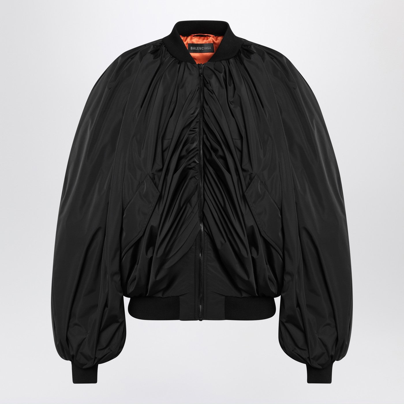Balenciaga バレンシアガは、テクニカルマイクロファイユの黒い爆撃機ジャケットをドレープしました - Image 1