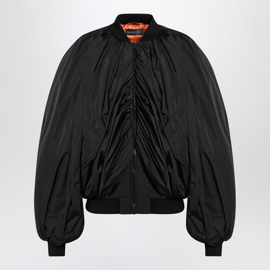 Balenciaga バレンシアガは、テクニカルマイクロファイユの黒い爆撃機ジャケットをドレープしました - Image 1