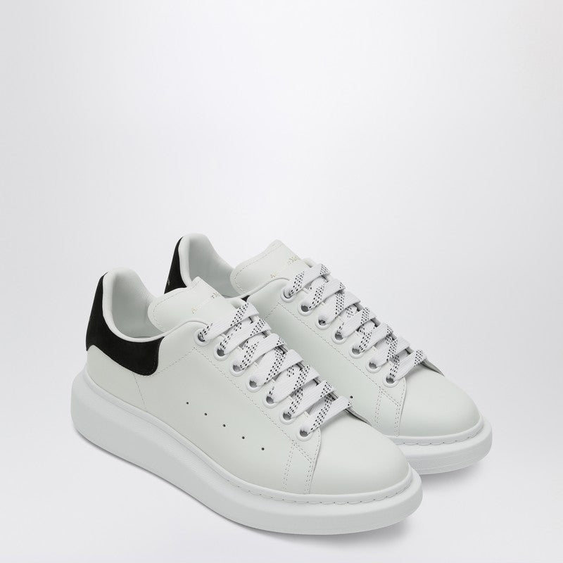 Alexander McQueen アレクサンダーMCクイーンホワイトとブラックの特大スニーカー - Image 1