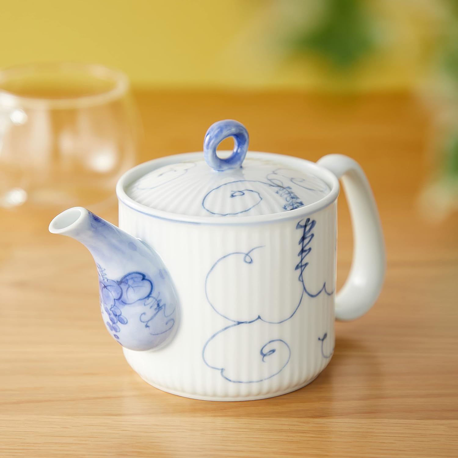 西海陶器 波佐見焼 急須 大きい 軽量 唐草ぶどう柄 ティーポット容量約 475ml 洗いやすい 茶漉し 付 (スーパーステンレス 茶こし付) はさみやき 食器 紅茶 お茶 緑茶 和食器 日本製 12740