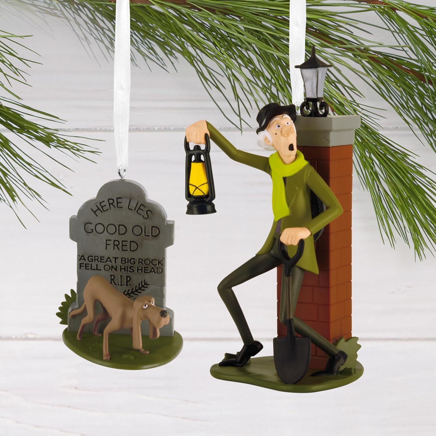 Hallmark Adornos de Navidad, Disney The Haunted Mansion Caretaker y adornos para perros, juego de 2, regalos para fanáticos de Disney
