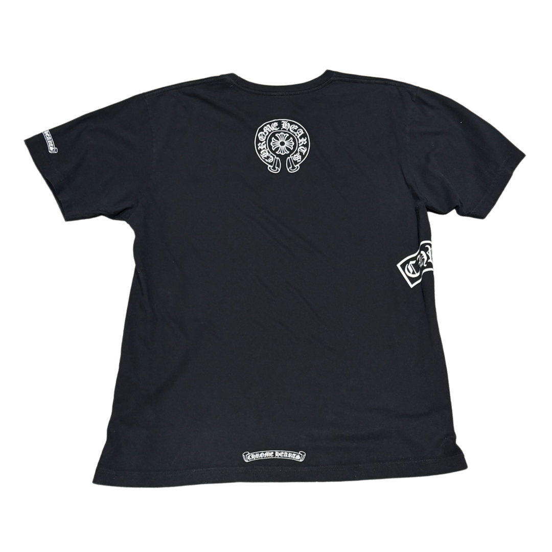 CHROME HEARTS 'VERTICAL LOGO SIDE SCROLL HORSE SHOE' BLACK POCKET TEE