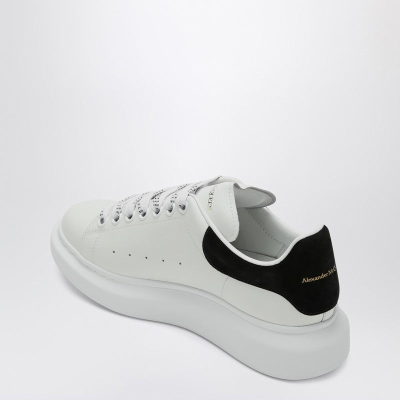 Alexander McQueen アレクサンダーMCクイーンホワイトとブラックの特大スニーカー - Image 2
