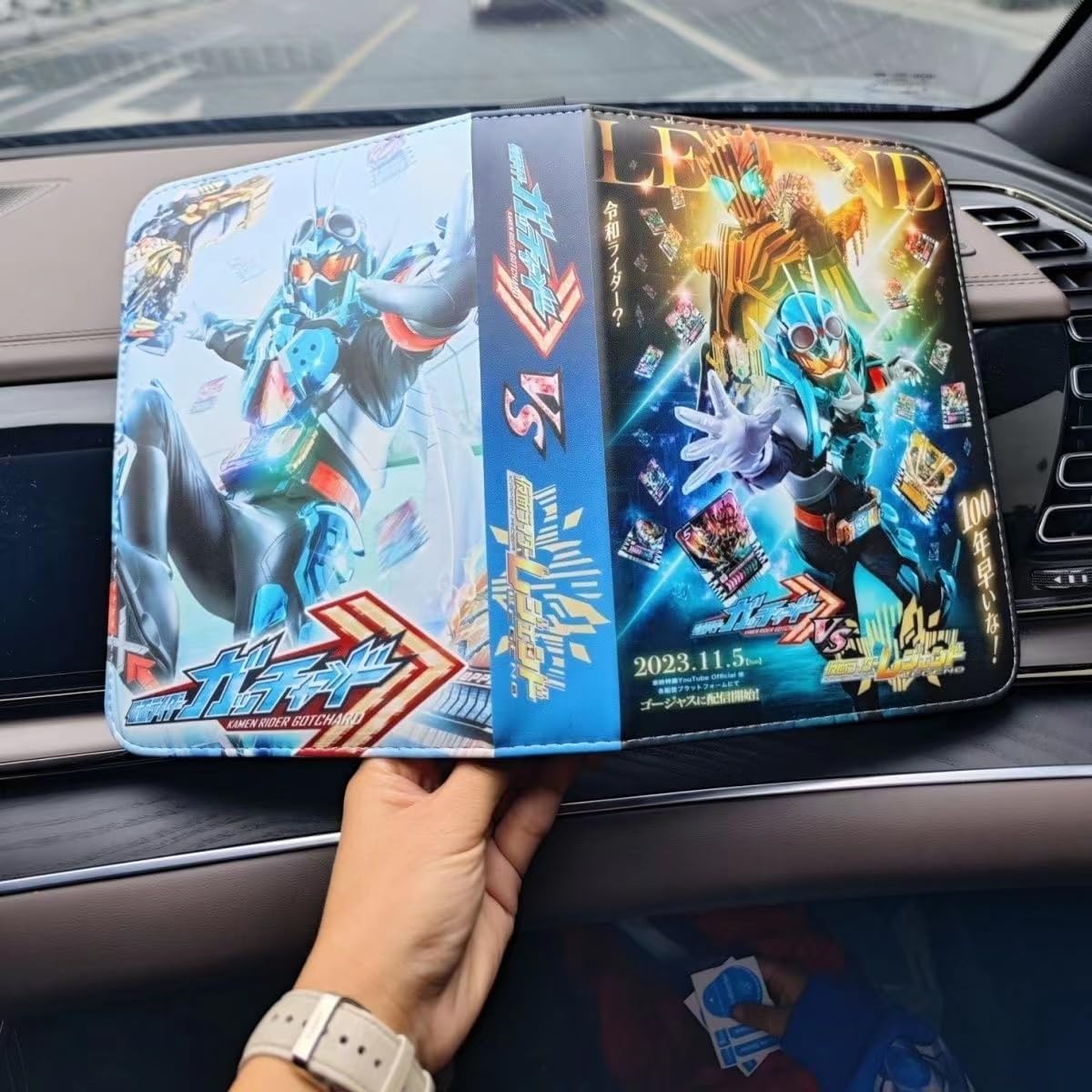 Kamen Rider Card File, Kamen Rider Gatchard, Seal File, Gotchard Card Storage Bag, Storage Box, 4 Pockets, Holds 400 Sheets, PU Shell, Children's Gift, Collecting Cards, Moe Goods (D) [Parallel Import