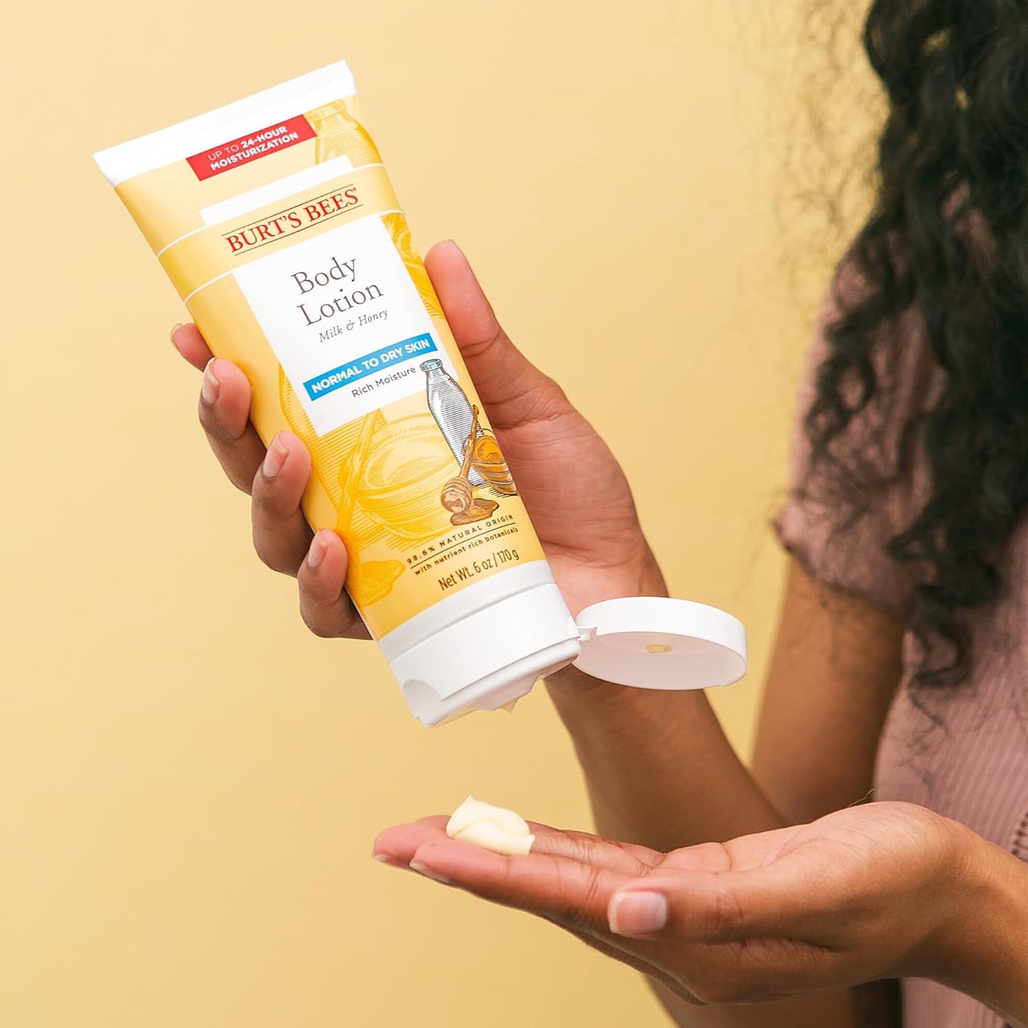 Burts Bees Loción corporal para piel normal a seca con leche y miel, 6 onzas (el paquete puede variar)