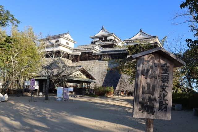 【2027年カレンダー】【日本の風景／愛媛のポストカード】愛媛県松山市丸之内の松山城天守閣と重要文化財の木製看板 青空 はがき お土産 ハガキ 撮影/MIRO