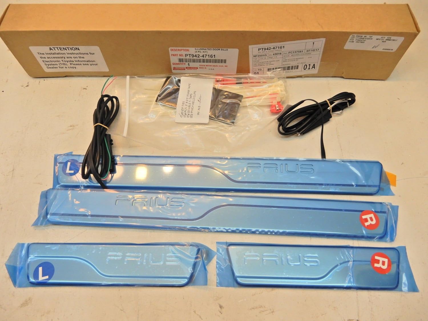 USトヨタ 純正品 トヨタ プリウス 50系2015-2023年式 LEDライト付き ドアシルプロテクター スカッフプレート