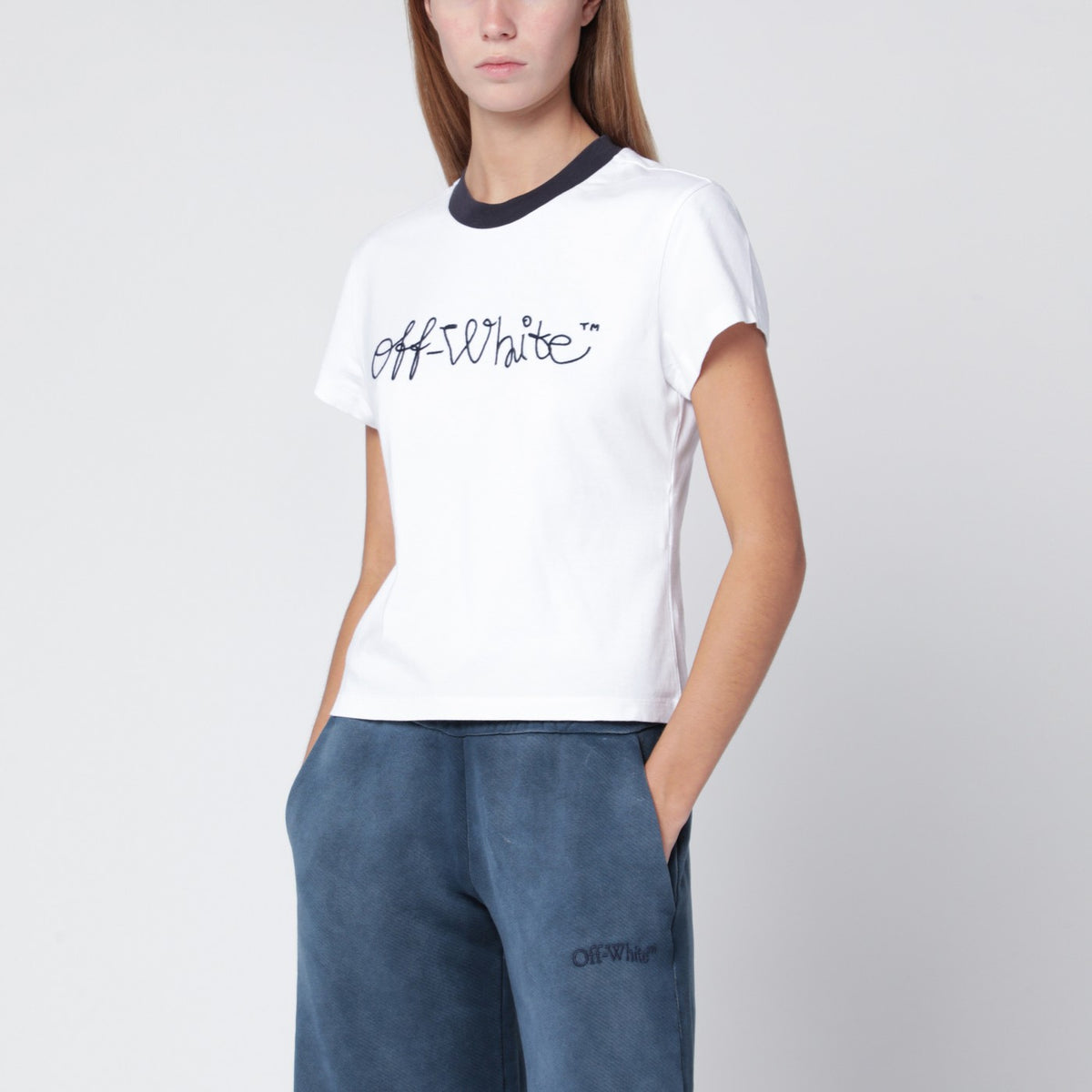 Off オフホワイト™ホワイトTシャツと青い刺繍ロゴ - Image 2